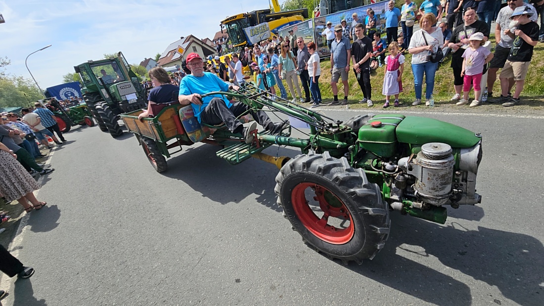 Bulldogtreffen in Kirchenpingarten... die Ausfahrt um 13:30Uhr.
Hunderte Oldtimer-Schlepper nahmen an der Rundfahrt teil.
Zahlreiche Besucher staunten und jubelten den Schleppern und deren Fahrern zu.