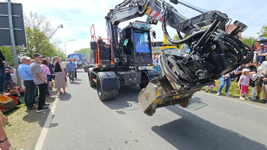 Bulldogtreffen in Kirchenpingarten... die Ausfahrt um 13:30Uhr.
Hunderte Oldtimer-Schlepper nahmen an der Rundfahrt teil.
Zahlreiche Besucher staunten und jubelten den Schleppern und deren Fahrern zu.