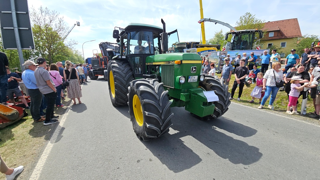 Bulldogtreffen in Kirchenpingarten... die Ausfahrt um 13:30Uhr.
Hunderte Oldtimer-Schlepper nahmen an der Rundfahrt teil.
Zahlreiche Besucher staunten und jubelten den Schleppern und deren Fahrern zu.