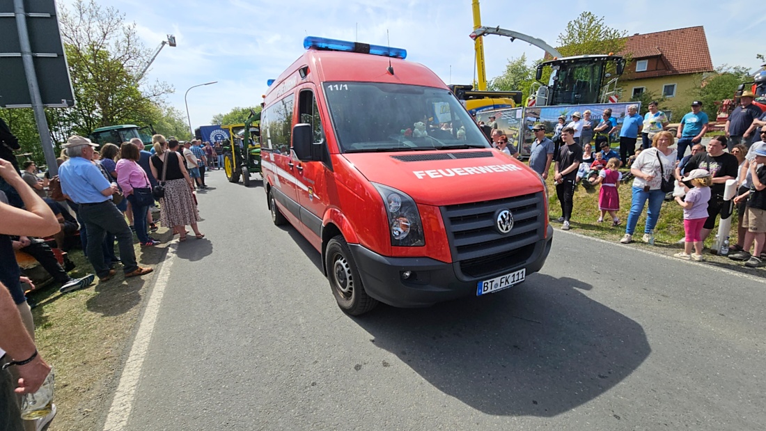 Bulldogtreffen in Kirchenpingarten... die Ausfahrt um 13:30Uhr.
Hunderte Oldtimer-Schlepper nahmen an der Rundfahrt teil.
Zahlreiche Besucher staunten und jubelten den Schleppern und deren Fahrern zu.