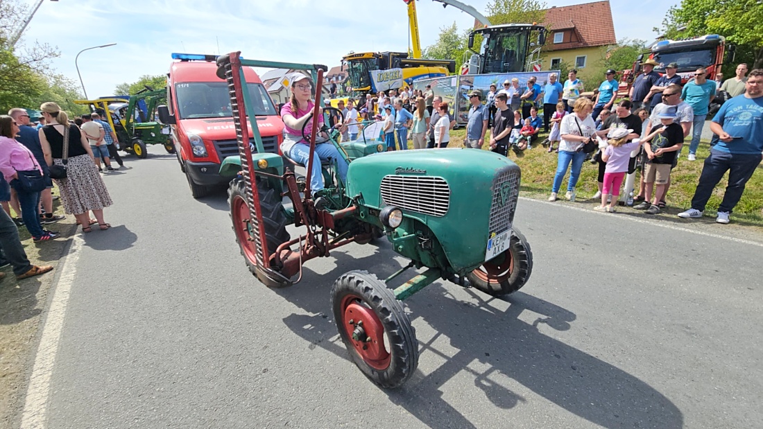 Bulldogtreffen in Kirchenpingarten... die Ausfahrt um 13:30Uhr.
Hunderte Oldtimer-Schlepper nahmen an der Rundfahrt teil.
Zahlreiche Besucher staunten und jubelten den Schleppern und deren Fahrern zu.