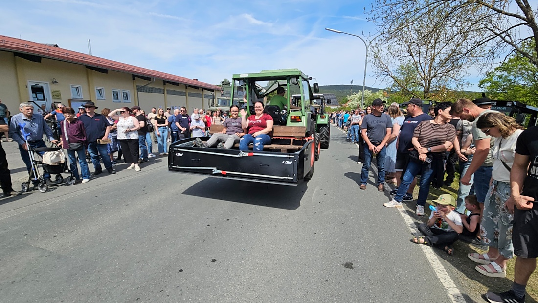 Bulldogtreffen in Kirchenpingarten... die Ausfahrt um 13:30Uhr.
Hunderte Oldtimer-Schlepper nahmen an der Rundfahrt teil.
Zahlreiche Besucher staunten und jubelten den Schleppern und deren Fahrern zu.