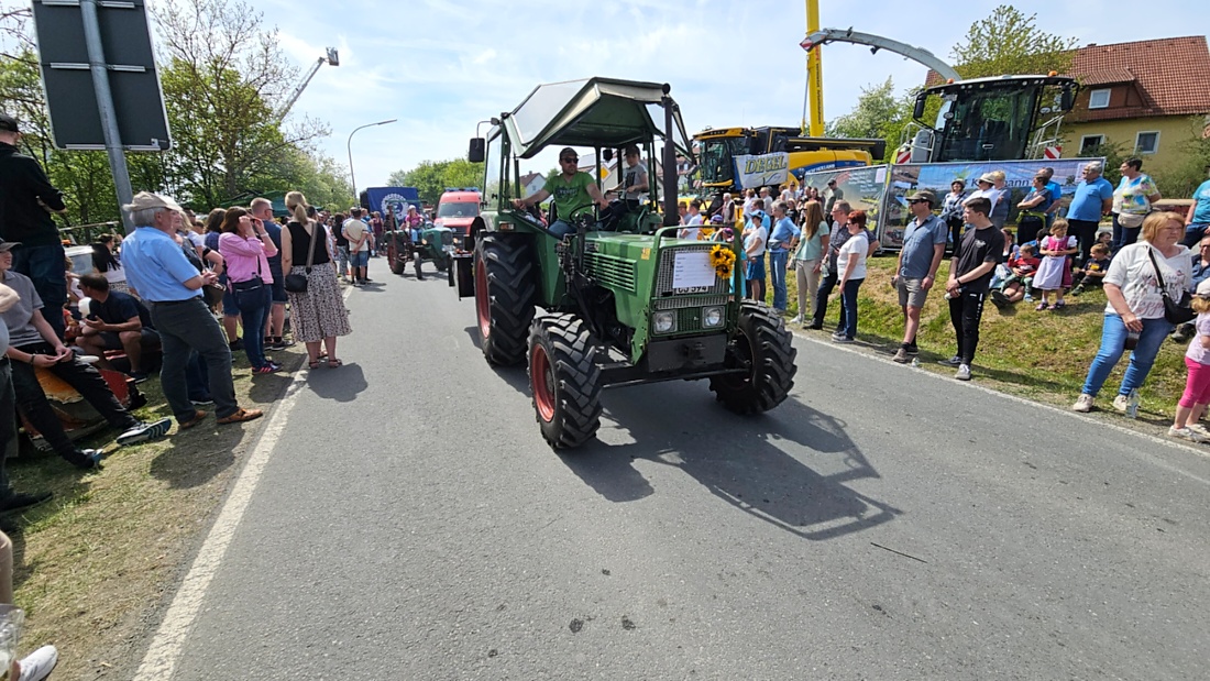 Bulldogtreffen in Kirchenpingarten... die Ausfahrt um 13:30Uhr.
Hunderte Oldtimer-Schlepper nahmen an der Rundfahrt teil.
Zahlreiche Besucher staunten und jubelten den Schleppern und deren Fahrern zu.