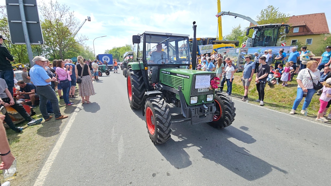 Bulldogtreffen in Kirchenpingarten... die Ausfahrt um 13:30Uhr.
Hunderte Oldtimer-Schlepper nahmen an der Rundfahrt teil.
Zahlreiche Besucher staunten und jubelten den Schleppern und deren Fahrern zu.