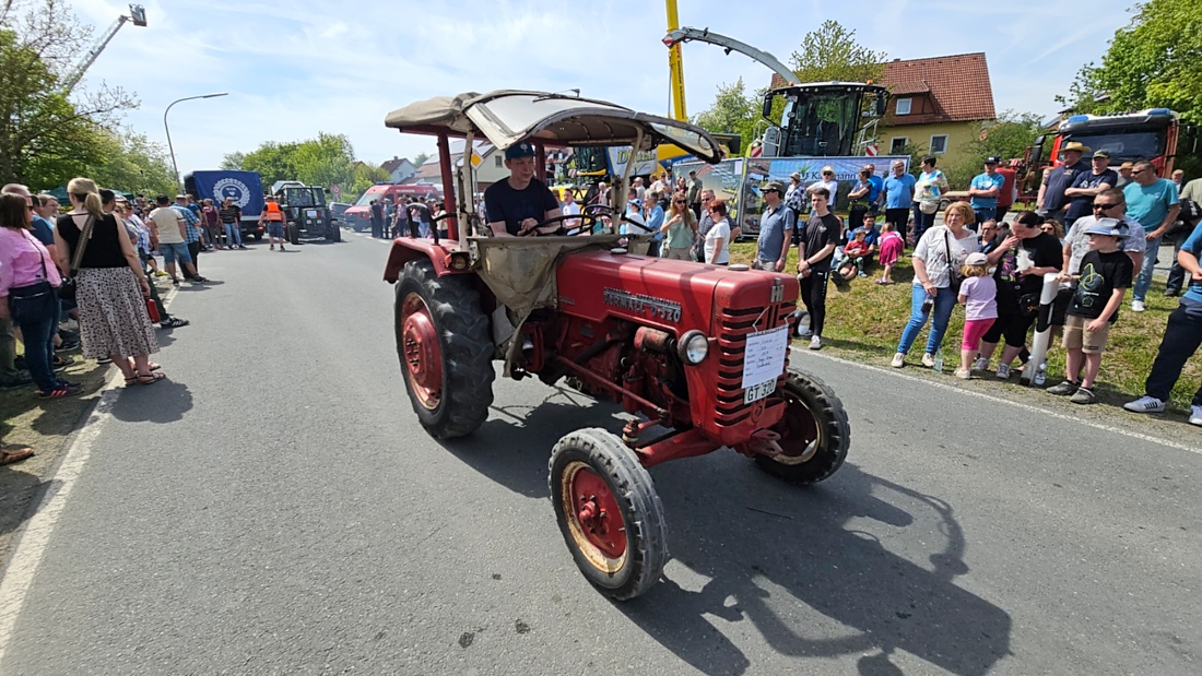 Bulldogtreffen in Kirchenpingarten... die Ausfahrt um 13:30Uhr.
Hunderte Oldtimer-Schlepper nahmen an der Rundfahrt teil.
Zahlreiche Besucher staunten und jubelten den Schleppern und deren Fahrern zu.