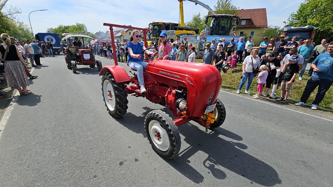 Bulldogtreffen in Kirchenpingarten... die Ausfahrt um 13:30Uhr.
Hunderte Oldtimer-Schlepper nahmen an der Rundfahrt teil.
Zahlreiche Besucher staunten und jubelten den Schleppern und deren Fahrern zu.