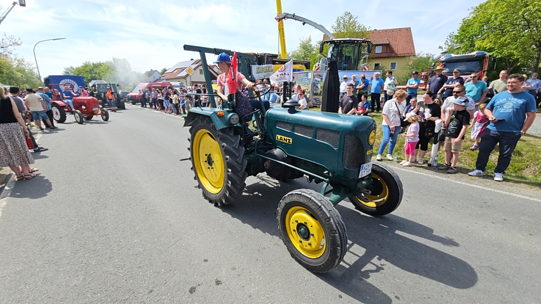 Bulldogtreffen in Kirchenpingarten... die Ausfahrt um 13:30Uhr.
Hunderte Oldtimer-Schlepper nahmen an der Rundfahrt teil.
Zahlreiche Besucher staunten und jubelten den Schleppern und deren Fahrern zu.