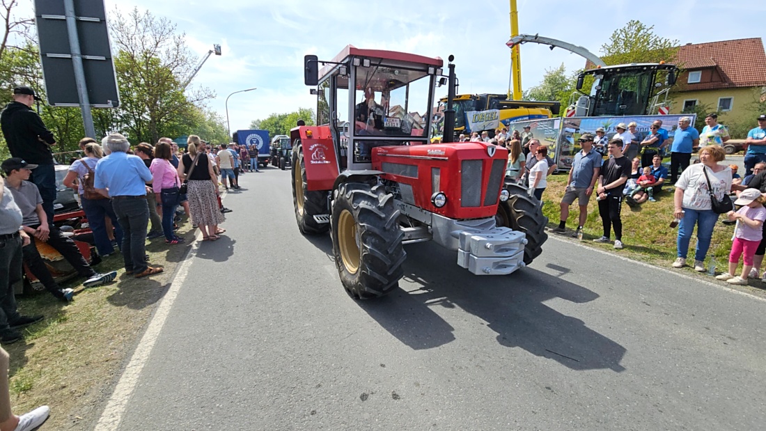 Bulldogtreffen in Kirchenpingarten... die Ausfahrt um 13:30Uhr.
Hunderte Oldtimer-Schlepper nahmen an der Rundfahrt teil.
Zahlreiche Besucher staunten und jubelten den Schleppern und deren Fahrern zu.