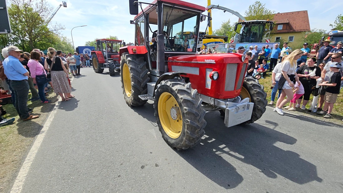 Bulldogtreffen in Kirchenpingarten... die Ausfahrt um 13:30Uhr.
Hunderte Oldtimer-Schlepper nahmen an der Rundfahrt teil.
Zahlreiche Besucher staunten und jubelten den Schleppern und deren Fahrern zu.