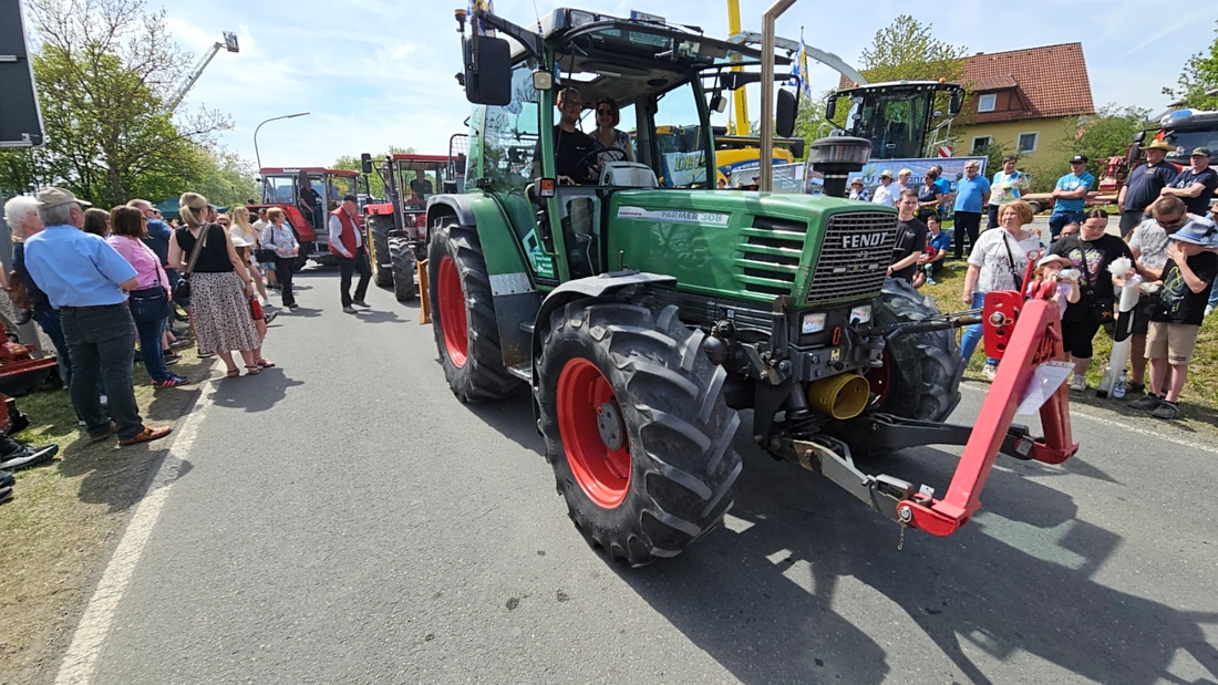 Bulldogtreffen in Kirchenpingarten... die Ausfahrt um 13:30Uhr.
Hunderte Oldtimer-Schlepper nahmen an der Rundfahrt teil.
Zahlreiche Besucher staunten und jubelten den Schleppern und deren Fahrern zu.