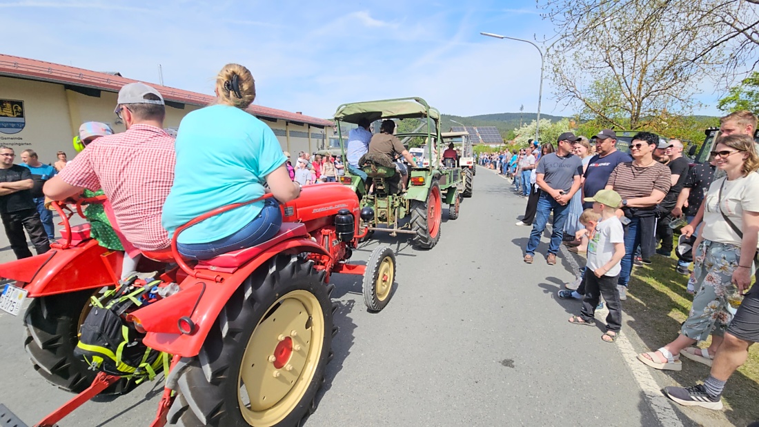 Bulldogtreffen in Kirchenpingarten... die Ausfahrt um 13:30Uhr.
Hunderte Oldtimer-Schlepper nahmen an der Rundfahrt teil.
Zahlreiche Besucher staunten und jubelten den Schleppern und deren Fahrern zu.