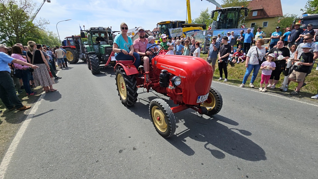 Bulldogtreffen in Kirchenpingarten... die Ausfahrt um 13:30Uhr.
Hunderte Oldtimer-Schlepper nahmen an der Rundfahrt teil.
Zahlreiche Besucher staunten und jubelten den Schleppern und deren Fahrern zu.