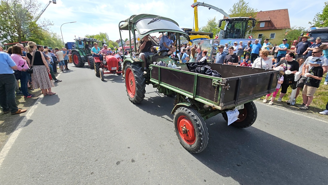 Bulldogtreffen in Kirchenpingarten... die Ausfahrt um 13:30Uhr.
Hunderte Oldtimer-Schlepper nahmen an der Rundfahrt teil.
Zahlreiche Besucher staunten und jubelten den Schleppern und deren Fahrern zu.