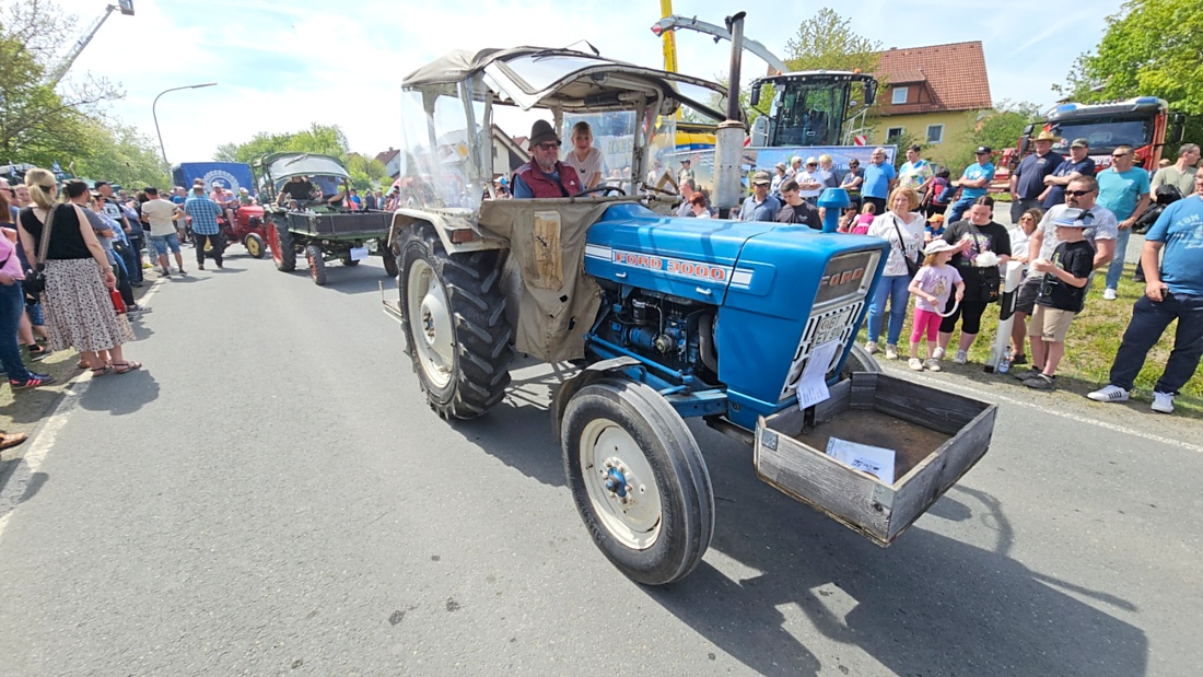 Bulldogtreffen in Kirchenpingarten... die Ausfahrt um 13:30Uhr.
Hunderte Oldtimer-Schlepper nahmen an der Rundfahrt teil.
Zahlreiche Besucher staunten und jubelten den Schleppern und deren Fahrern zu.