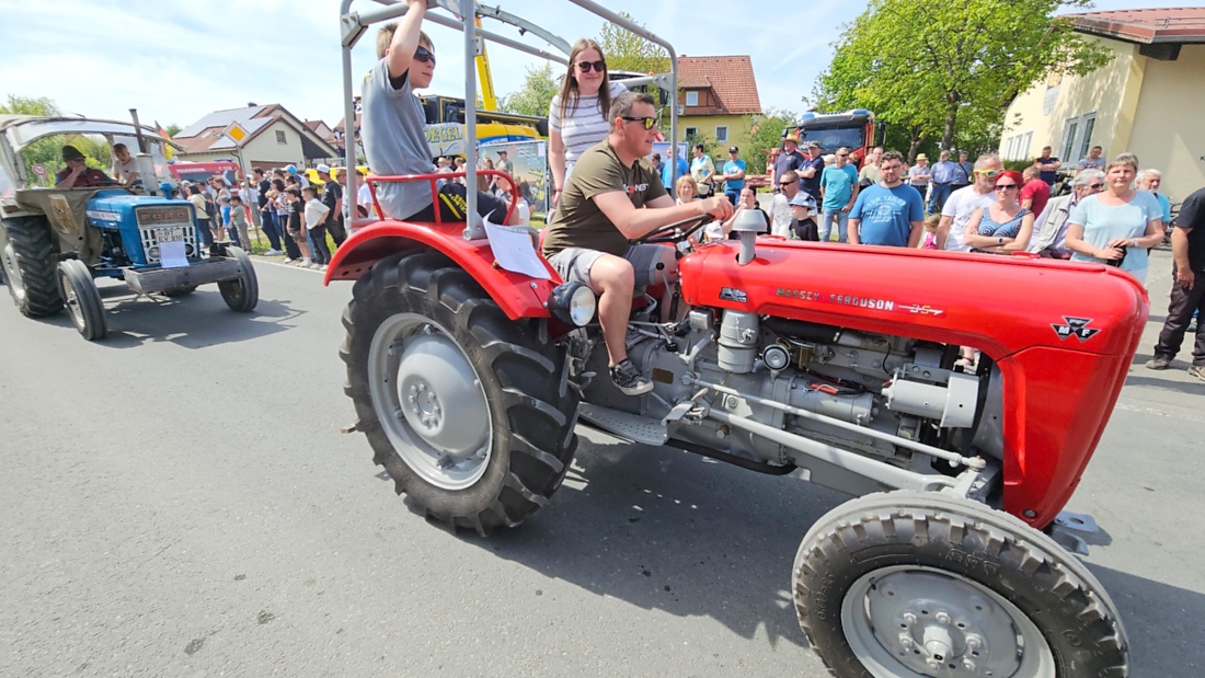 Bulldogtreffen in Kirchenpingarten... die Ausfahrt um 13:30Uhr.
Hunderte Oldtimer-Schlepper nahmen an der Rundfahrt teil.
Zahlreiche Besucher staunten und jubelten den Schleppern und deren Fahrern zu.