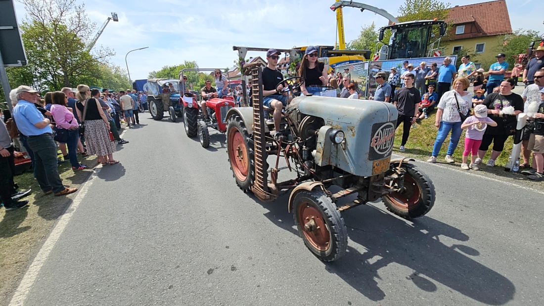 Bulldogtreffen in Kirchenpingarten... die Ausfahrt um 13:30Uhr.
Hunderte Oldtimer-Schlepper nahmen an der Rundfahrt teil.
Zahlreiche Besucher staunten und jubelten den Schleppern und deren Fahrern zu.