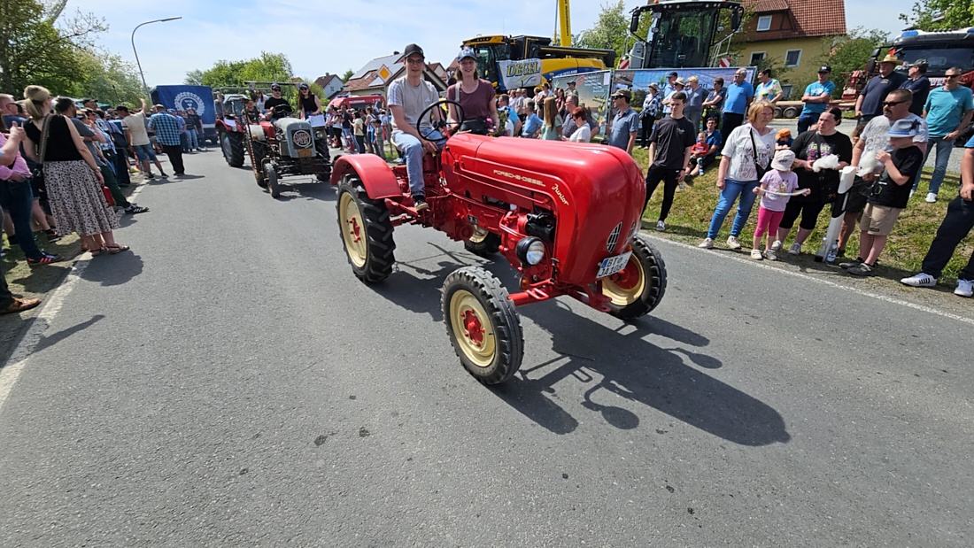 Bulldogtreffen in Kirchenpingarten... die Ausfahrt um 13:30Uhr.
Hunderte Oldtimer-Schlepper nahmen an der Rundfahrt teil.
Zahlreiche Besucher staunten und jubelten den Schleppern und deren Fahrern zu.