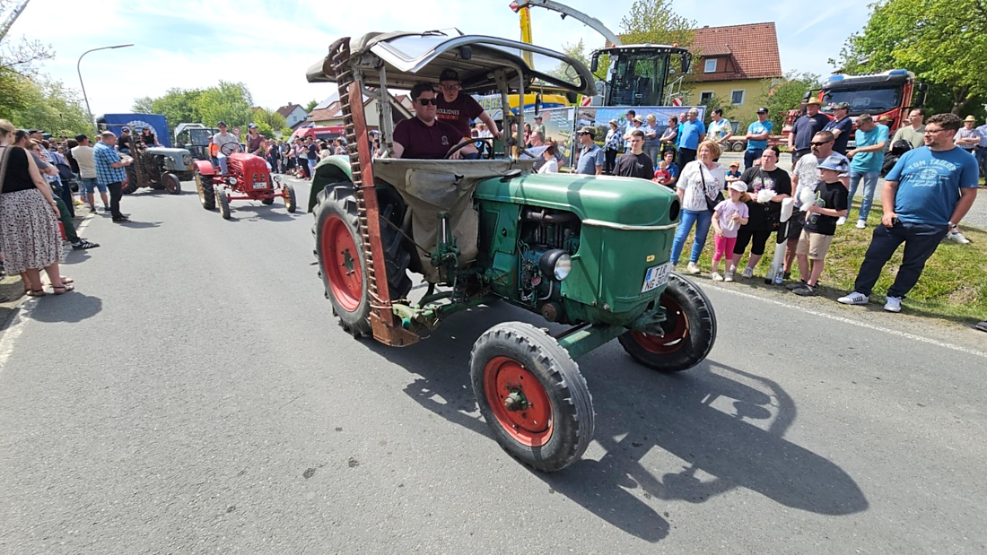 Bulldogtreffen in Kirchenpingarten... die Ausfahrt um 13:30Uhr.
Hunderte Oldtimer-Schlepper nahmen an der Rundfahrt teil.
Zahlreiche Besucher staunten und jubelten den Schleppern und deren Fahrern zu.