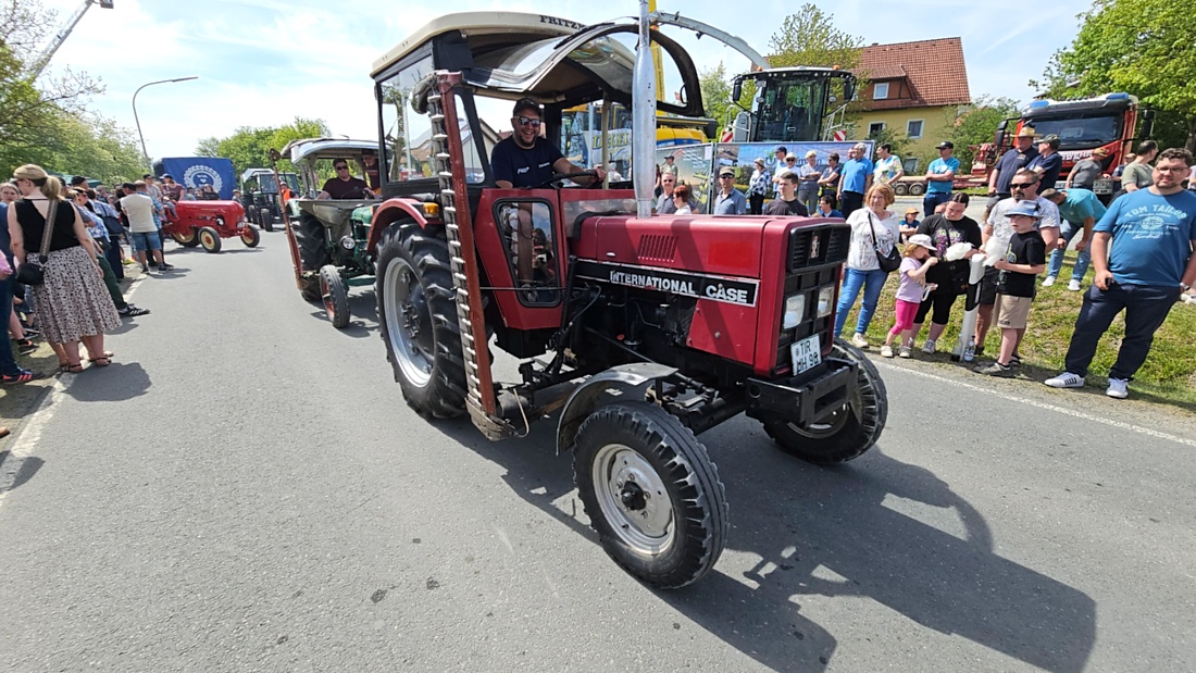 Bulldogtreffen in Kirchenpingarten... die Ausfahrt um 13:30Uhr.
Hunderte Oldtimer-Schlepper nahmen an der Rundfahrt teil.
Zahlreiche Besucher staunten und jubelten den Schleppern und deren Fahrern zu.