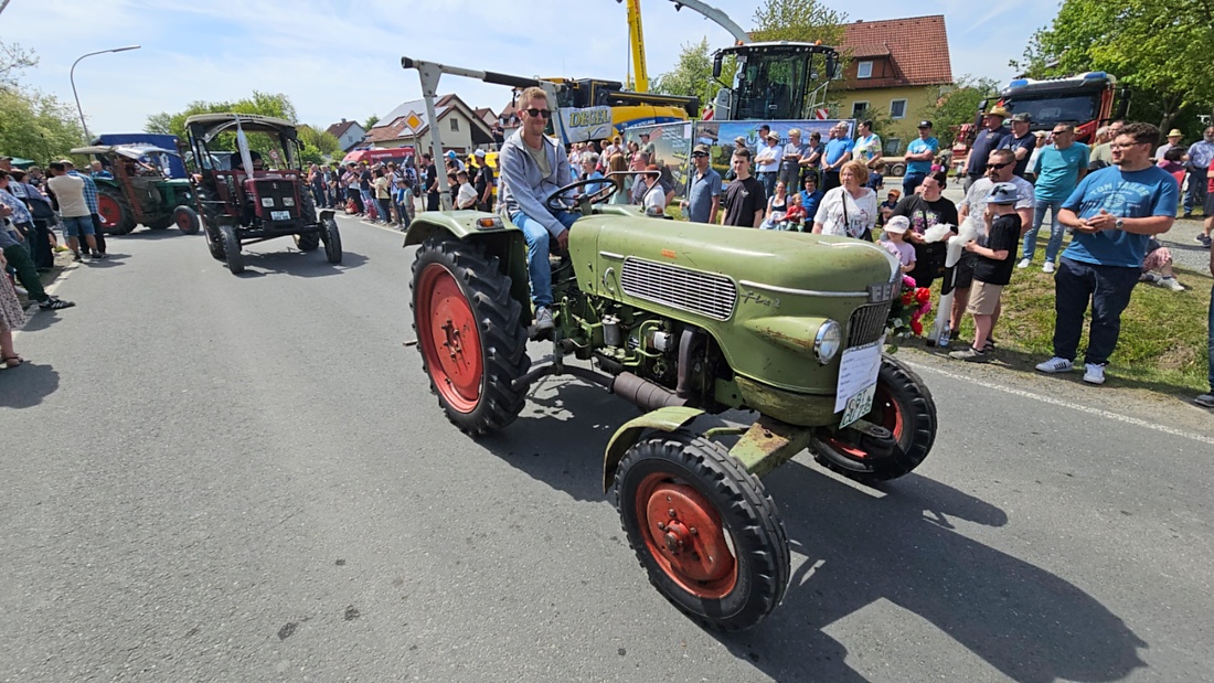 Bulldogtreffen in Kirchenpingarten... die Ausfahrt um 13:30Uhr.
Hunderte Oldtimer-Schlepper nahmen an der Rundfahrt teil.
Zahlreiche Besucher staunten und jubelten den Schleppern und deren Fahrern zu.