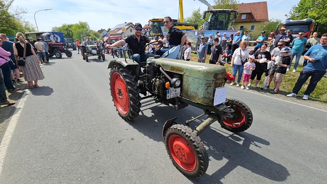 Bulldogtreffen in Kirchenpingarten... die Ausfahrt um 13:30Uhr.
Hunderte Oldtimer-Schlepper nahmen an der Rundfahrt teil.
Zahlreiche Besucher staunten und jubelten den Schleppern und deren Fahrern zu.