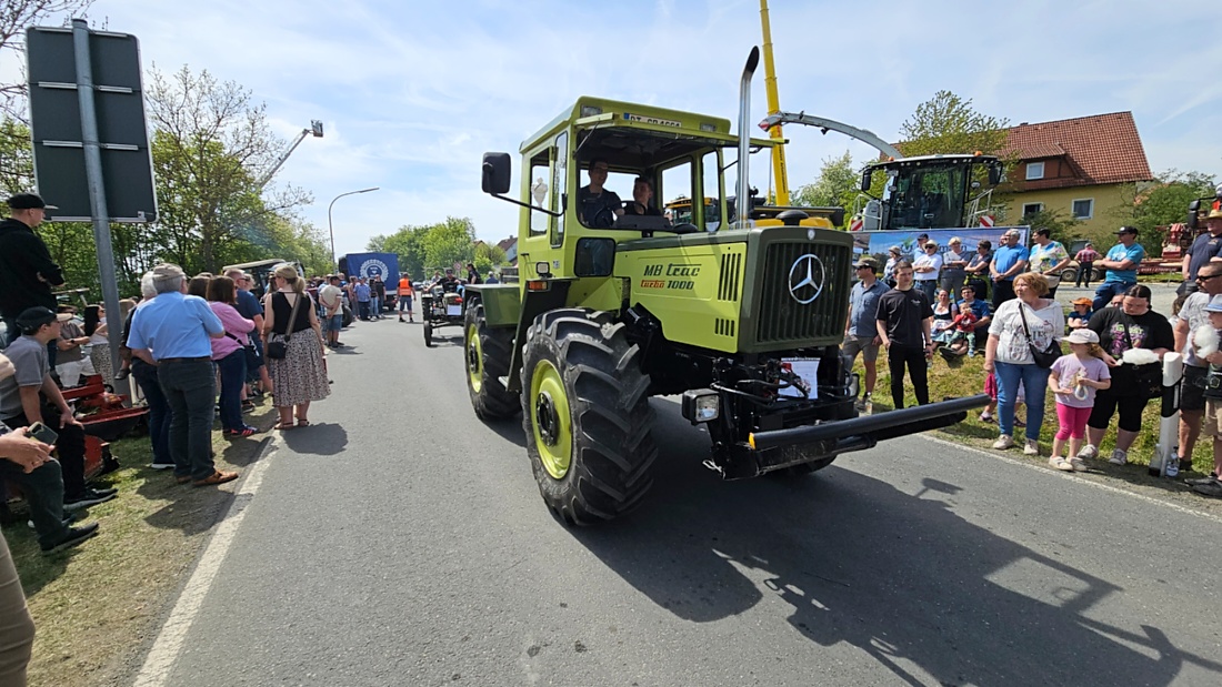 Bulldogtreffen in Kirchenpingarten... die Ausfahrt um 13:30Uhr.
Hunderte Oldtimer-Schlepper nahmen an der Rundfahrt teil.
Zahlreiche Besucher staunten und jubelten den Schleppern und deren Fahrern zu.