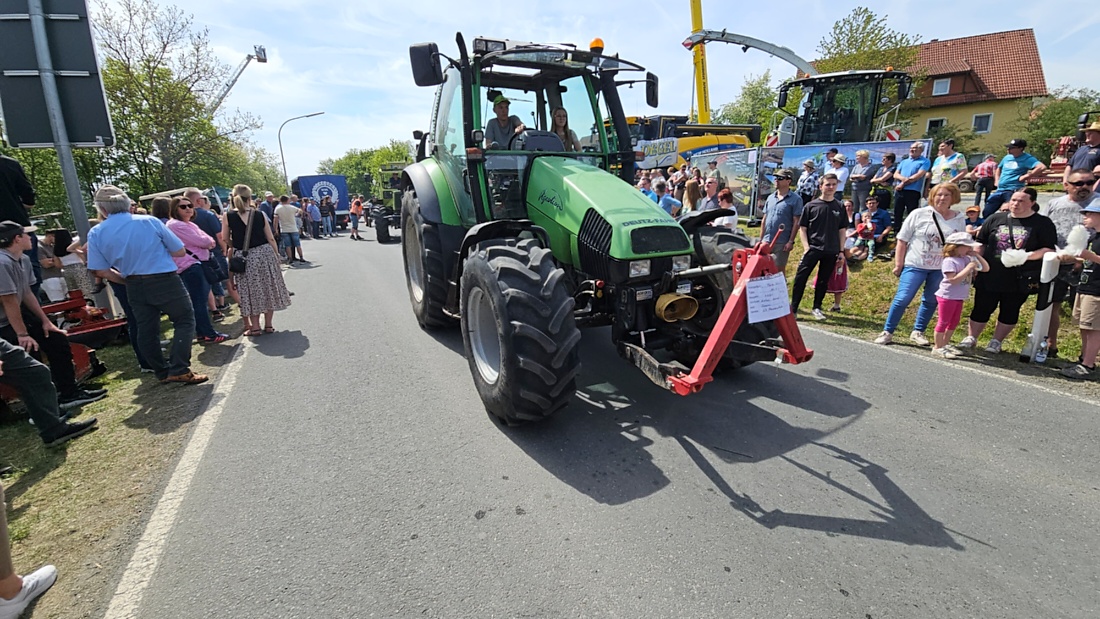 Bulldogtreffen in Kirchenpingarten... die Ausfahrt um 13:30Uhr.
Hunderte Oldtimer-Schlepper nahmen an der Rundfahrt teil.
Zahlreiche Besucher staunten und jubelten den Schleppern und deren Fahrern zu.