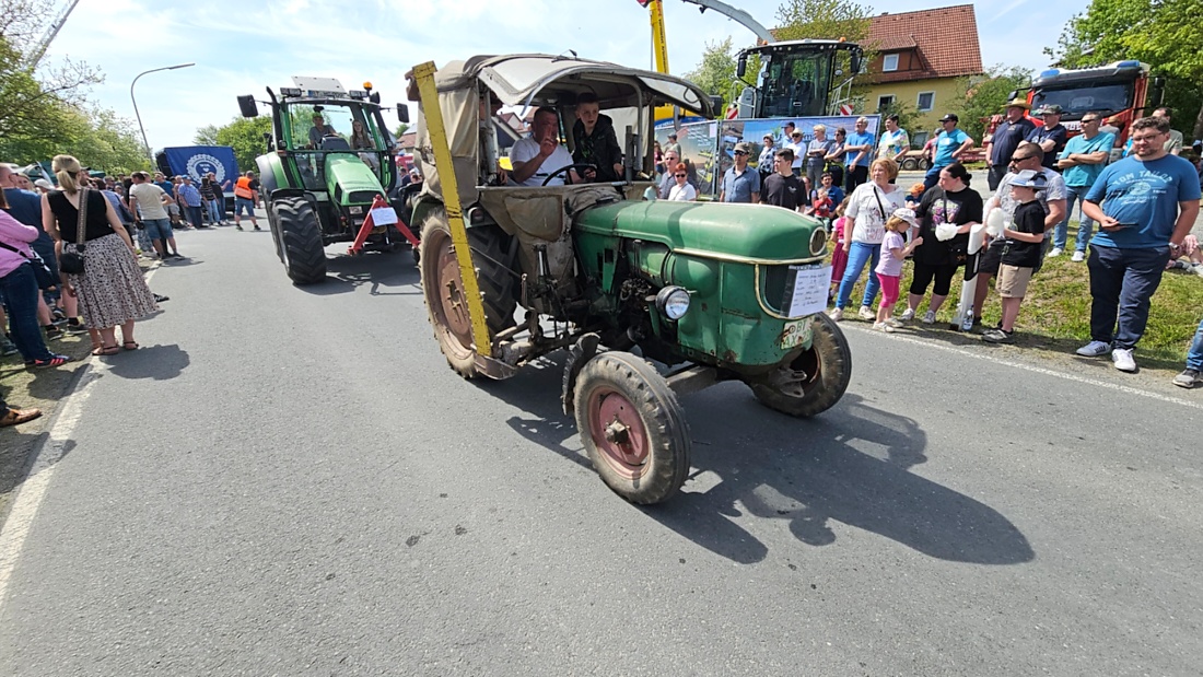 Bulldogtreffen in Kirchenpingarten... die Ausfahrt um 13:30Uhr.
Hunderte Oldtimer-Schlepper nahmen an der Rundfahrt teil.
Zahlreiche Besucher staunten und jubelten den Schleppern und deren Fahrern zu.