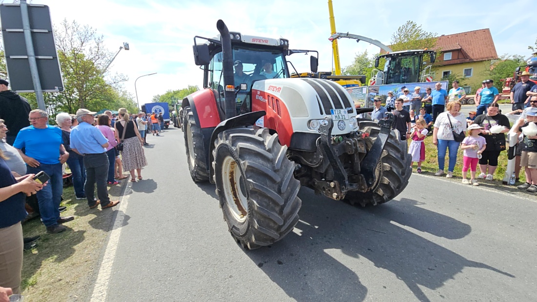 Bulldogtreffen in Kirchenpingarten... die Ausfahrt um 13:30Uhr.
Hunderte Oldtimer-Schlepper nahmen an der Rundfahrt teil.
Zahlreiche Besucher staunten und jubelten den Schleppern und deren Fahrern zu.