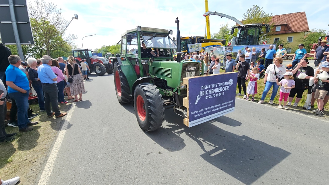 Bulldogtreffen in Kirchenpingarten... die Ausfahrt um 13:30Uhr.
Hunderte Oldtimer-Schlepper nahmen an der Rundfahrt teil.
Zahlreiche Besucher staunten und jubelten den Schleppern und deren Fahrern zu.