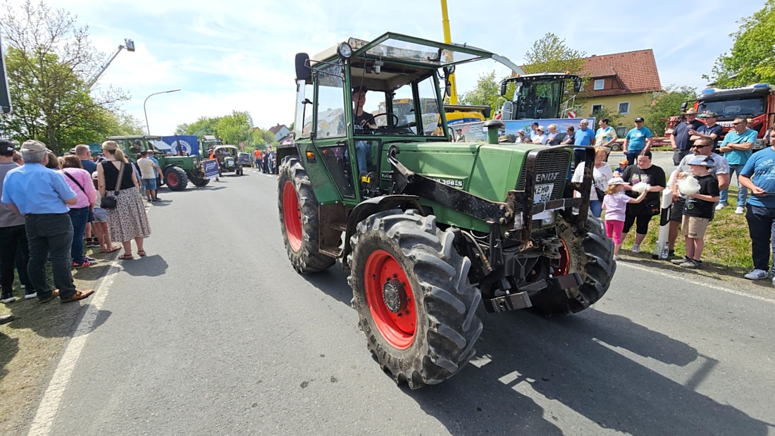 Bulldogtreffen in Kirchenpingarten... die Ausfahrt um 13:30Uhr.
Hunderte Oldtimer-Schlepper nahmen an der Rundfahrt teil.
Zahlreiche Besucher staunten und jubelten den Schleppern und deren Fahrern zu.