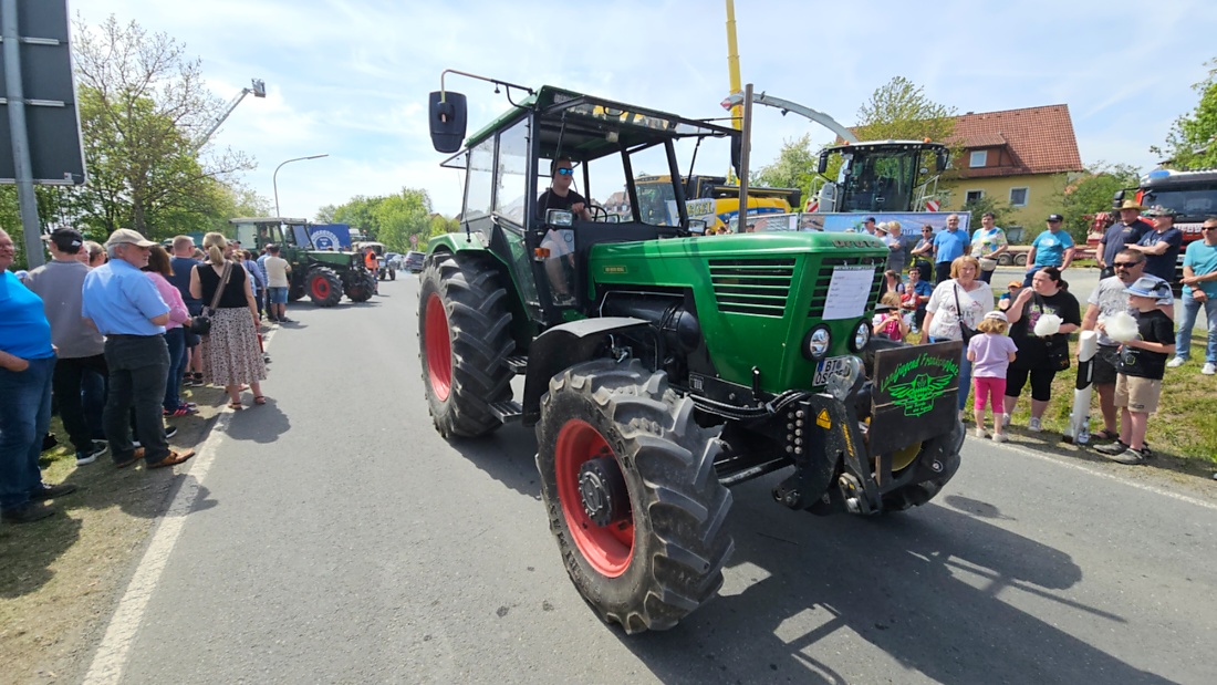 Bulldogtreffen in Kirchenpingarten... die Ausfahrt um 13:30Uhr.
Hunderte Oldtimer-Schlepper nahmen an der Rundfahrt teil.
Zahlreiche Besucher staunten und jubelten den Schleppern und deren Fahrern zu.