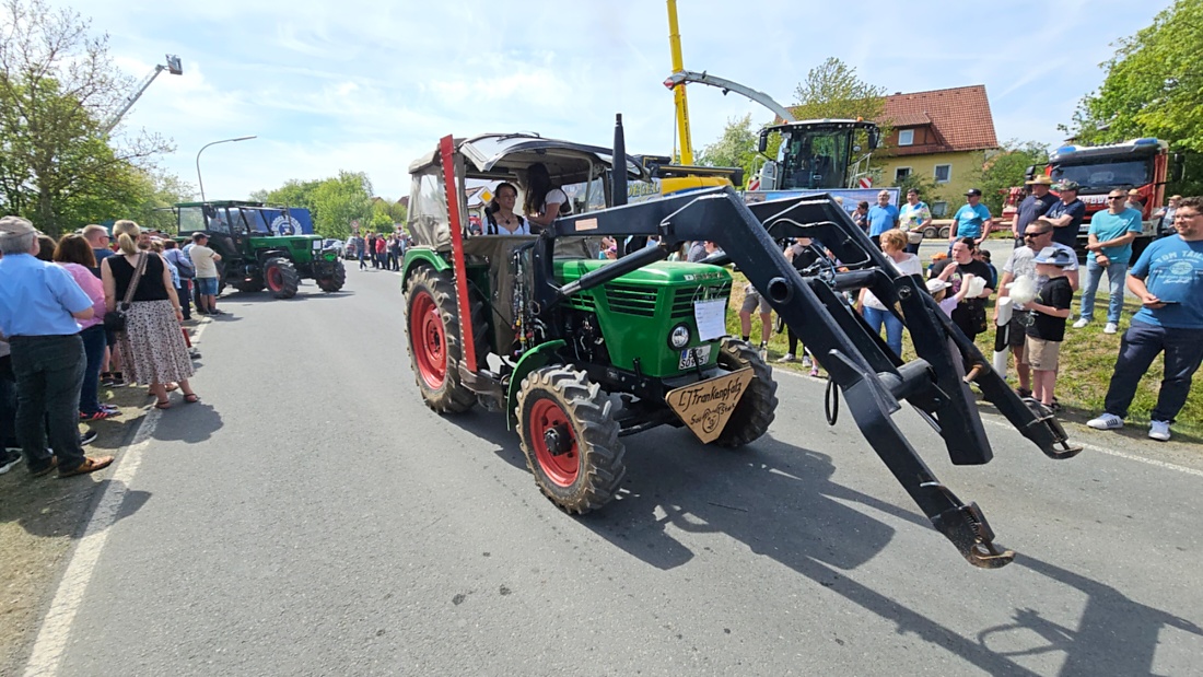 Bulldogtreffen in Kirchenpingarten... die Ausfahrt um 13:30Uhr.
Hunderte Oldtimer-Schlepper nahmen an der Rundfahrt teil.
Zahlreiche Besucher staunten und jubelten den Schleppern und deren Fahrern zu.