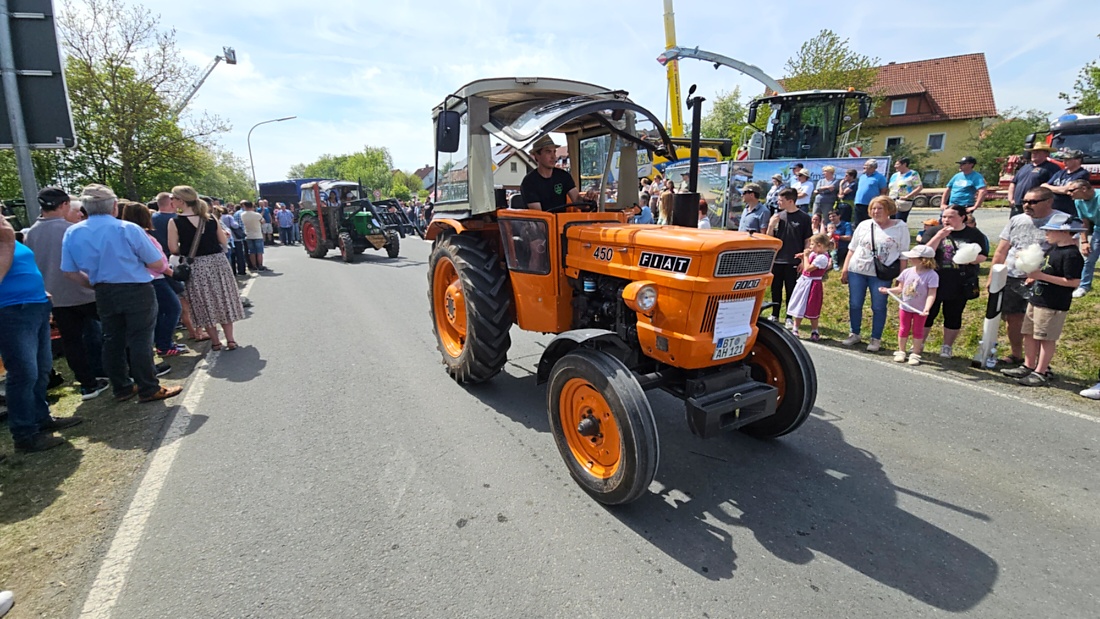 Bulldogtreffen in Kirchenpingarten... die Ausfahrt um 13:30Uhr.
Hunderte Oldtimer-Schlepper nahmen an der Rundfahrt teil.
Zahlreiche Besucher staunten und jubelten den Schleppern und deren Fahrern zu.