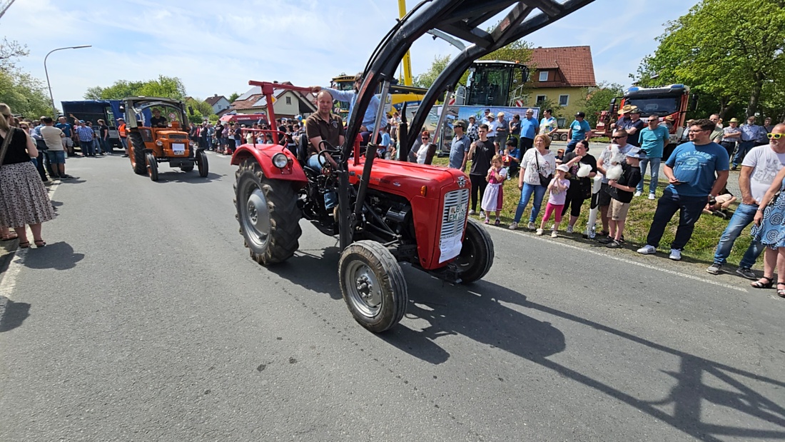 Bulldogtreffen in Kirchenpingarten... die Ausfahrt um 13:30Uhr.
Hunderte Oldtimer-Schlepper nahmen an der Rundfahrt teil.
Zahlreiche Besucher staunten und jubelten den Schleppern und deren Fahrern zu.