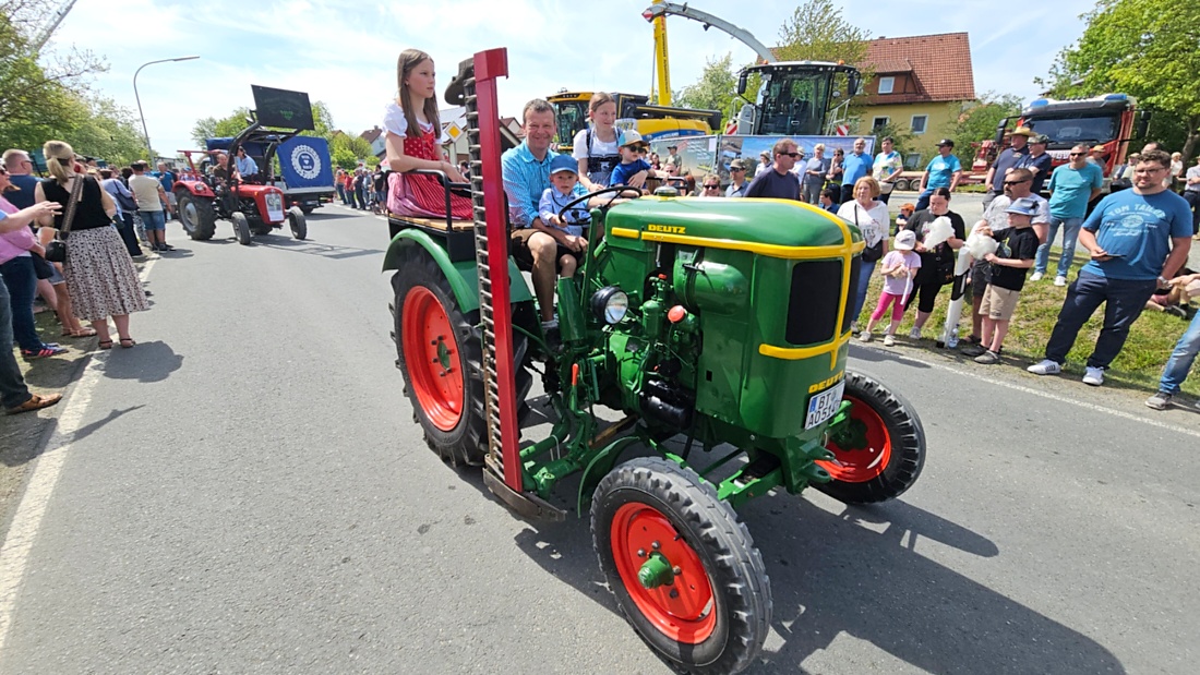 Bulldogtreffen in Kirchenpingarten... die Ausfahrt um 13:30Uhr.
Hunderte Oldtimer-Schlepper nahmen an der Rundfahrt teil.
Zahlreiche Besucher staunten und jubelten den Schleppern und deren Fahrern zu.