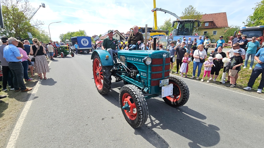 Bulldogtreffen in Kirchenpingarten... die Ausfahrt um 13:30Uhr.
Hunderte Oldtimer-Schlepper nahmen an der Rundfahrt teil.
Zahlreiche Besucher staunten und jubelten den Schleppern und deren Fahrern zu.