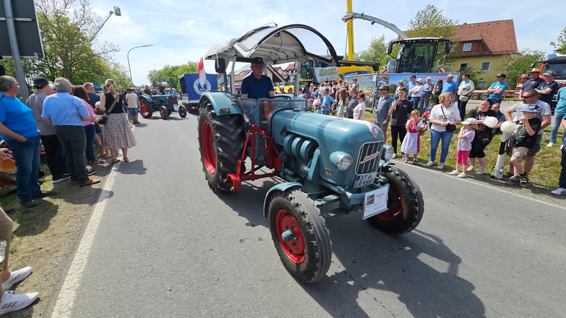 Bulldogtreffen in Kirchenpingarten... die Ausfahrt um 13:30Uhr.
Hunderte Oldtimer-Schlepper nahmen an der Rundfahrt teil.
Zahlreiche Besucher staunten und jubelten den Schleppern und deren Fahrern zu.