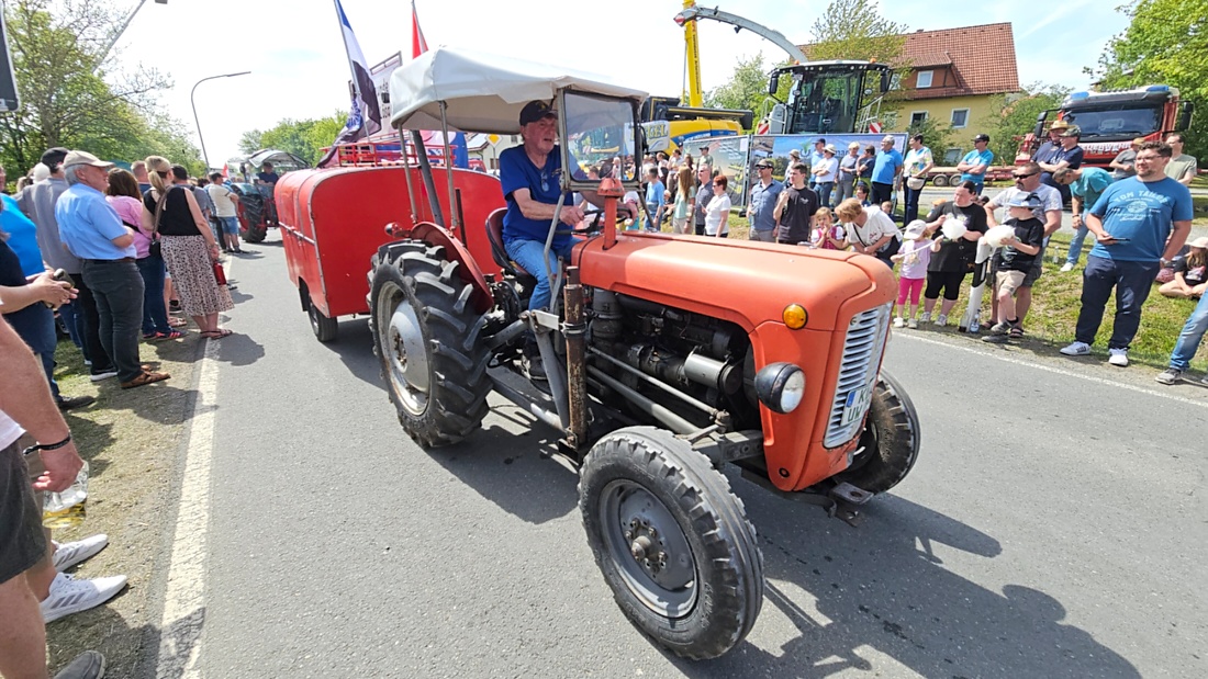 Bulldogtreffen in Kirchenpingarten... die Ausfahrt um 13:30Uhr.
Hunderte Oldtimer-Schlepper nahmen an der Rundfahrt teil.
Zahlreiche Besucher staunten und jubelten den Schleppern und deren Fahrern zu.