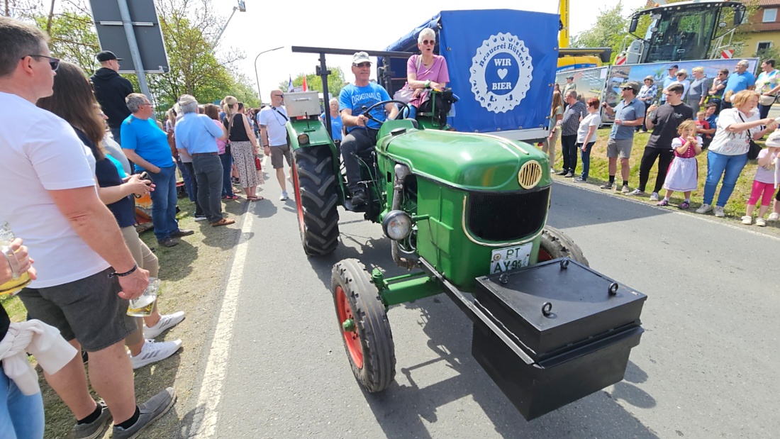 Bulldogtreffen in Kirchenpingarten... die Ausfahrt um 13:30Uhr.
Hunderte Oldtimer-Schlepper nahmen an der Rundfahrt teil.
Zahlreiche Besucher staunten und jubelten den Schleppern und deren Fahrern zu.