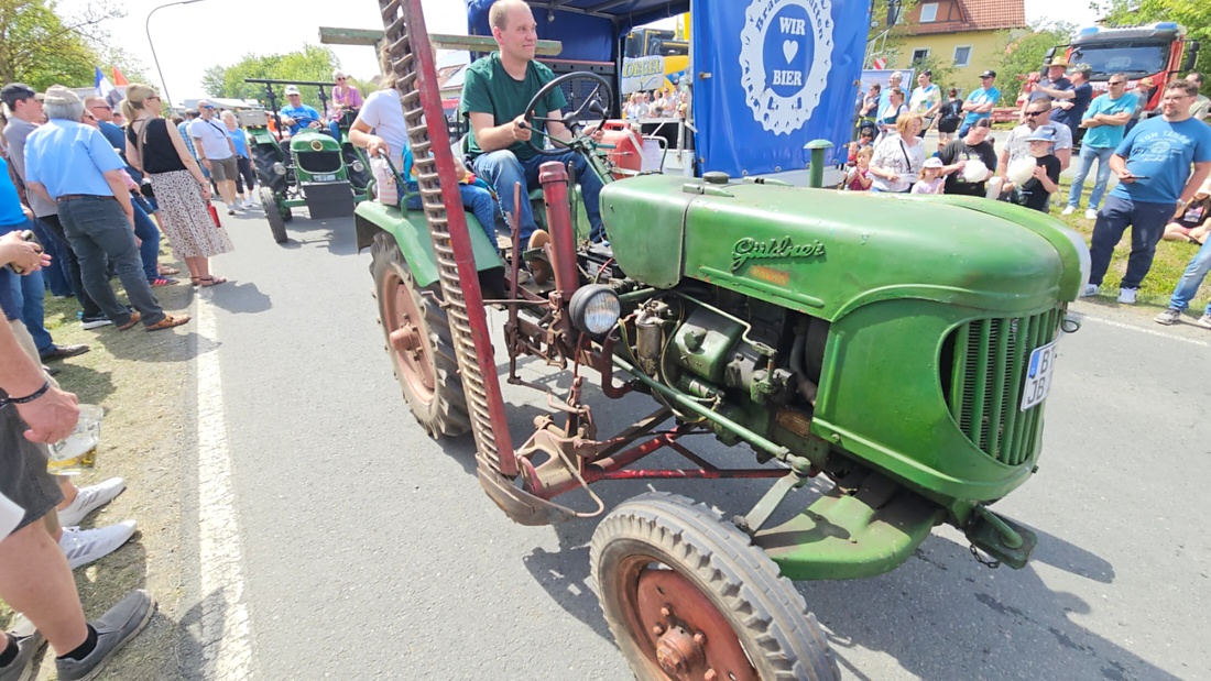 Bulldogtreffen in Kirchenpingarten... die Ausfahrt um 13:30Uhr.
Hunderte Oldtimer-Schlepper nahmen an der Rundfahrt teil.
Zahlreiche Besucher staunten und jubelten den Schleppern und deren Fahrern zu.