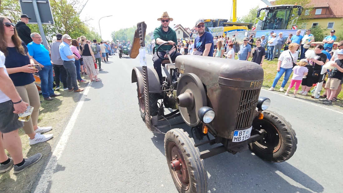 Bulldogtreffen in Kirchenpingarten... die Ausfahrt um 13:30Uhr.
Hunderte Oldtimer-Schlepper nahmen an der Rundfahrt teil.
Zahlreiche Besucher staunten und jubelten den Schleppern und deren Fahrern zu.