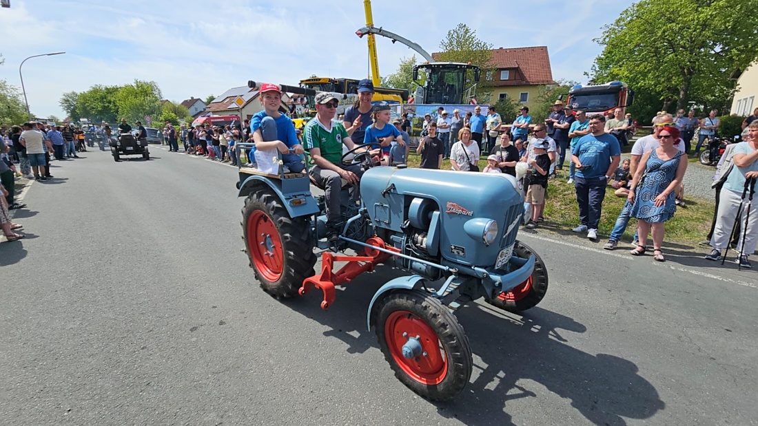 Bulldogtreffen in Kirchenpingarten... die Ausfahrt um 13:30Uhr.
Hunderte Oldtimer-Schlepper nahmen an der Rundfahrt teil.
Zahlreiche Besucher staunten und jubelten den Schleppern und deren Fahrern zu.