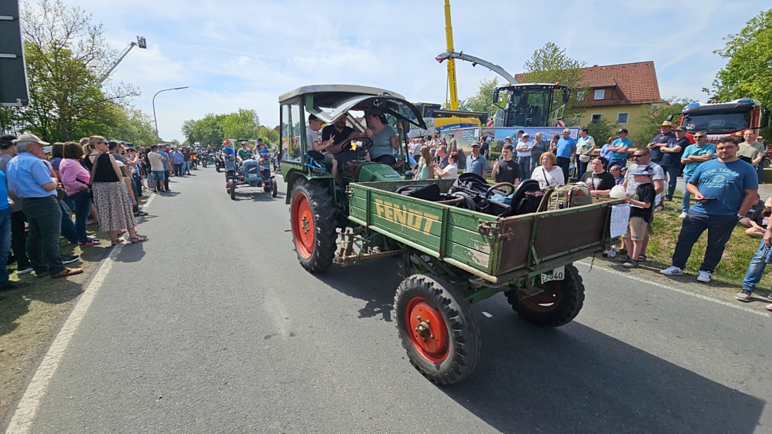 Bulldogtreffen in Kirchenpingarten... die Ausfahrt um 13:30Uhr.
Hunderte Oldtimer-Schlepper nahmen an der Rundfahrt teil.
Zahlreiche Besucher staunten und jubelten den Schleppern und deren Fahrern zu.