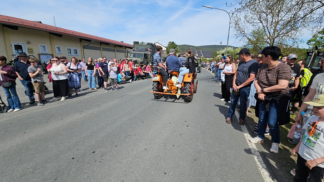 Bulldogtreffen in Kirchenpingarten... die Ausfahrt um 13:30Uhr.
Hunderte Oldtimer-Schlepper nahmen an der Rundfahrt teil.
Zahlreiche Besucher staunten und jubelten den Schleppern und deren Fahrern zu.