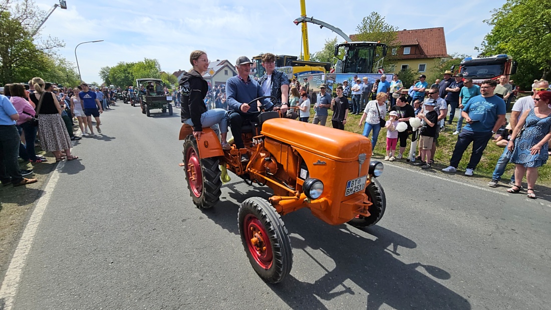 Bulldogtreffen in Kirchenpingarten... die Ausfahrt um 13:30Uhr.
Hunderte Oldtimer-Schlepper nahmen an der Rundfahrt teil.
Zahlreiche Besucher staunten und jubelten den Schleppern und deren Fahrern zu.