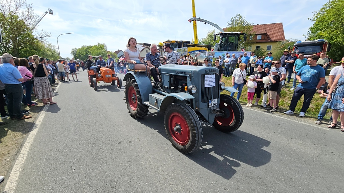Bulldogtreffen in Kirchenpingarten... die Ausfahrt um 13:30Uhr.
Hunderte Oldtimer-Schlepper nahmen an der Rundfahrt teil.
Zahlreiche Besucher staunten und jubelten den Schleppern und deren Fahrern zu.