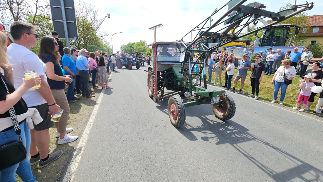 Bulldogtreffen in Kirchenpingarten... die Ausfahrt um 13:30Uhr.
Hunderte Oldtimer-Schlepper nahmen an der Rundfahrt teil.
Zahlreiche Besucher staunten und jubelten den Schleppern und deren Fahrern zu.