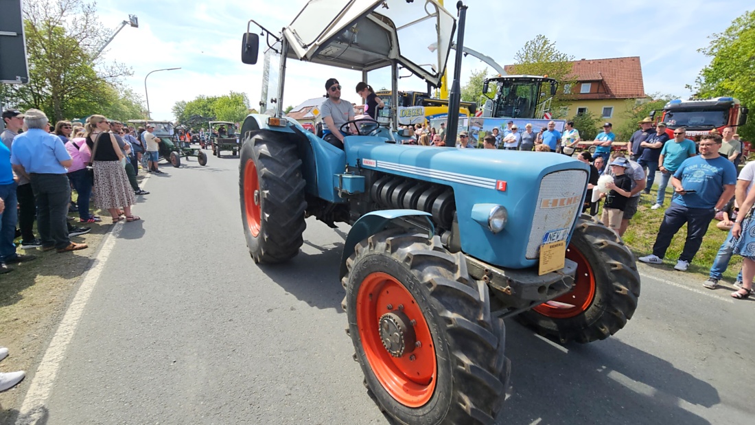 Bulldogtreffen in Kirchenpingarten... die Ausfahrt um 13:30Uhr.
Hunderte Oldtimer-Schlepper nahmen an der Rundfahrt teil.
Zahlreiche Besucher staunten und jubelten den Schleppern und deren Fahrern zu.