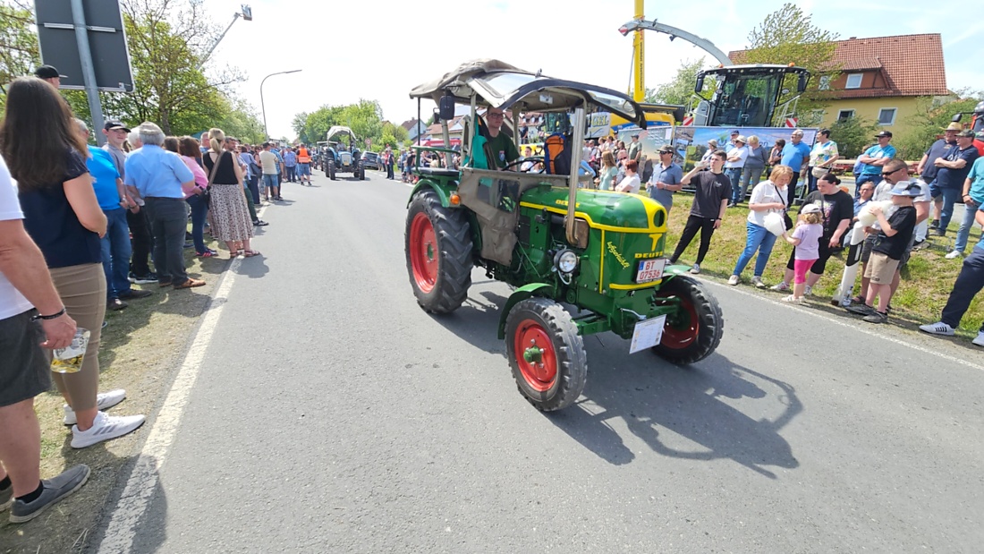 Bulldogtreffen in Kirchenpingarten... die Ausfahrt um 13:30Uhr.
Hunderte Oldtimer-Schlepper nahmen an der Rundfahrt teil.
Zahlreiche Besucher staunten und jubelten den Schleppern und deren Fahrern zu.